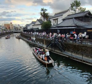 栃木市巴波川の蔵の街の風景、舟に乗っている